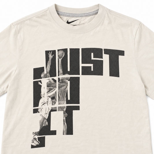Nike Just Do It T-Shirt in Cremeweiß