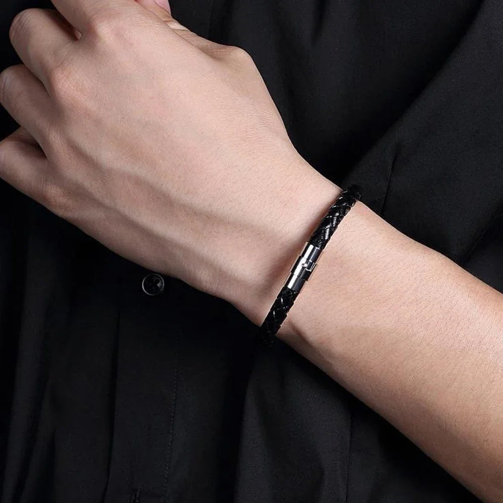 Schwarzes Lederarmband mit Magnetverschluss von Ramitos