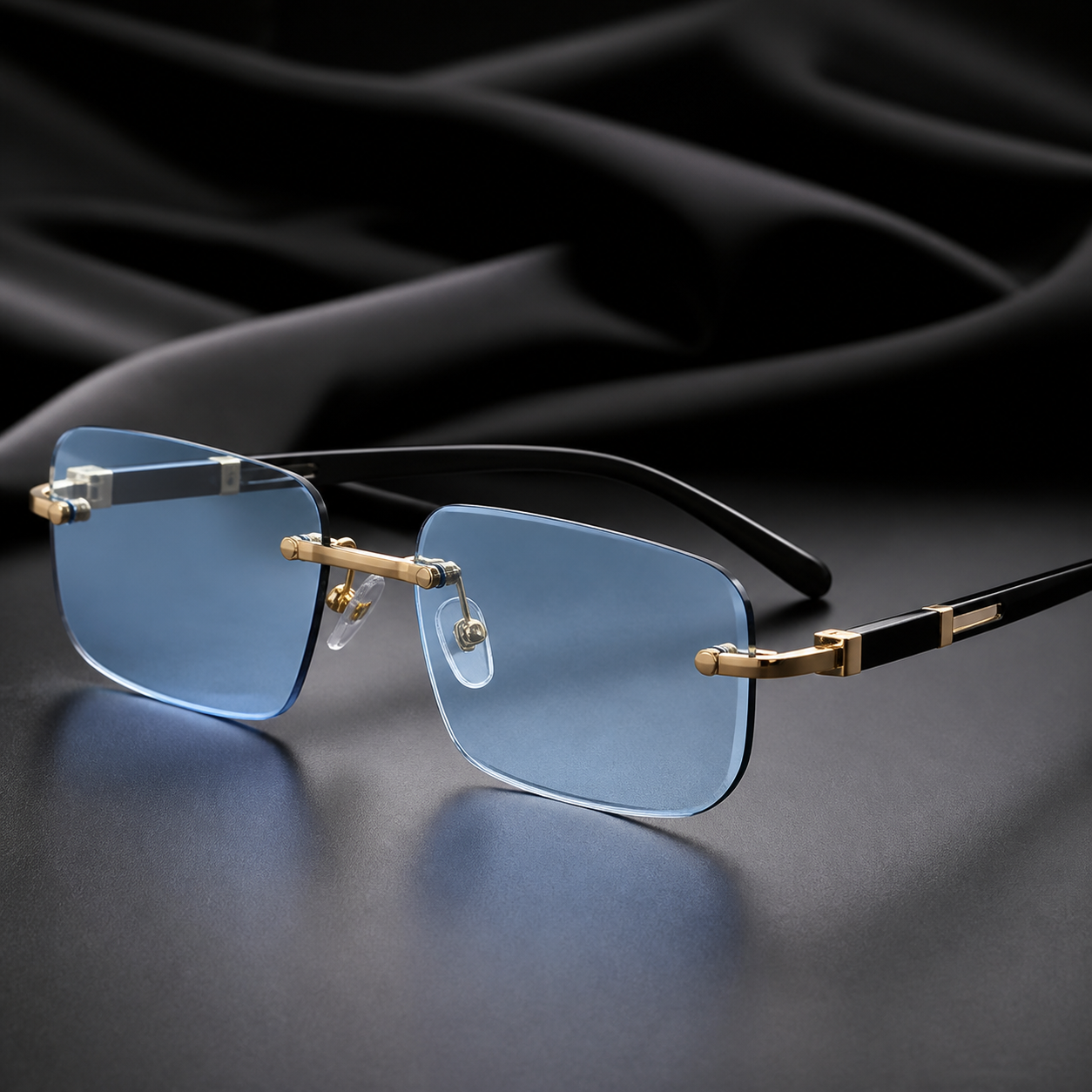 Nahaufnahme einer Ramitos Sonnenbrille mit goldenen Details