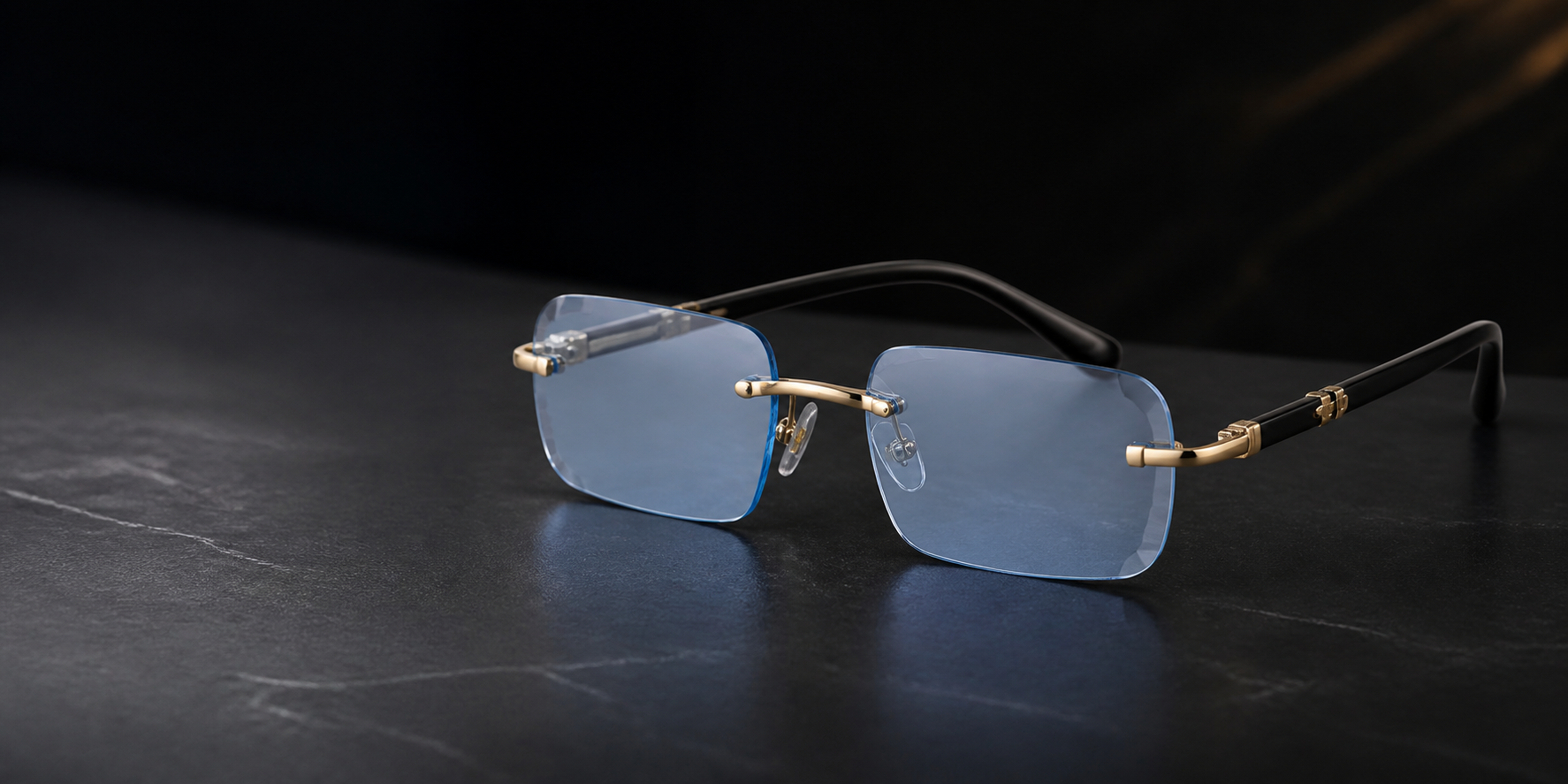 Ramitos Sonnenbrille auf dunklem Marmor mit goldenen Lichtreflexen